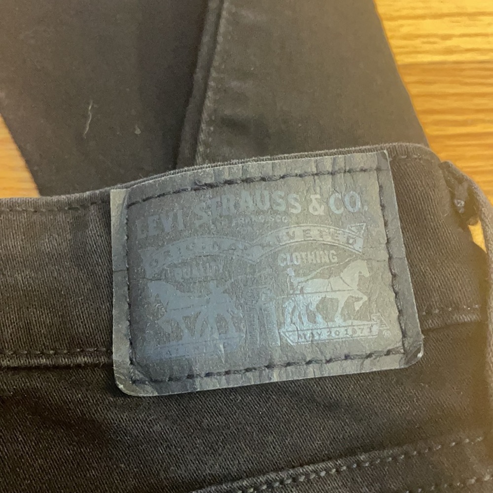 Black Mid Rise Levi - Picture 2 of 3